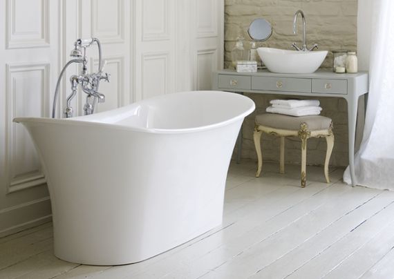 Bateau bath in traditional bathroom