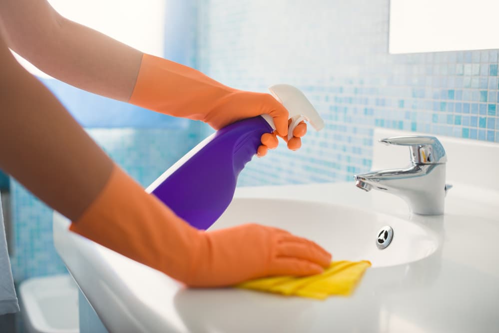 Cleaning your bathroom sink